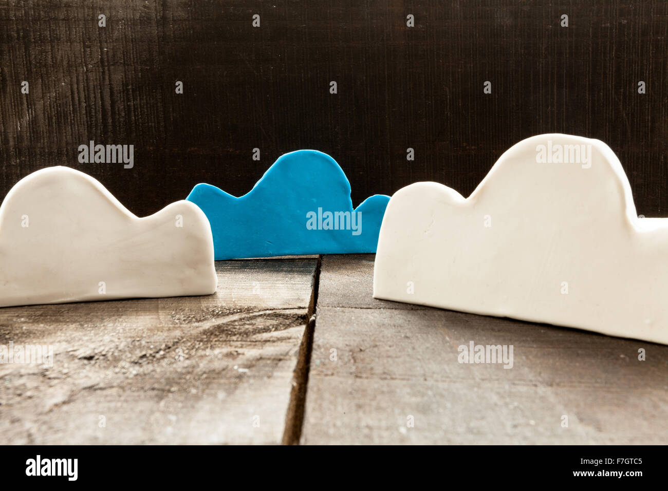 Das Bild zeigt Wolken aus Ton imitieren die Wolken und das Konzept der technologischen Eintrübung hölzernen Hintergrund als ob es wir Stockfoto