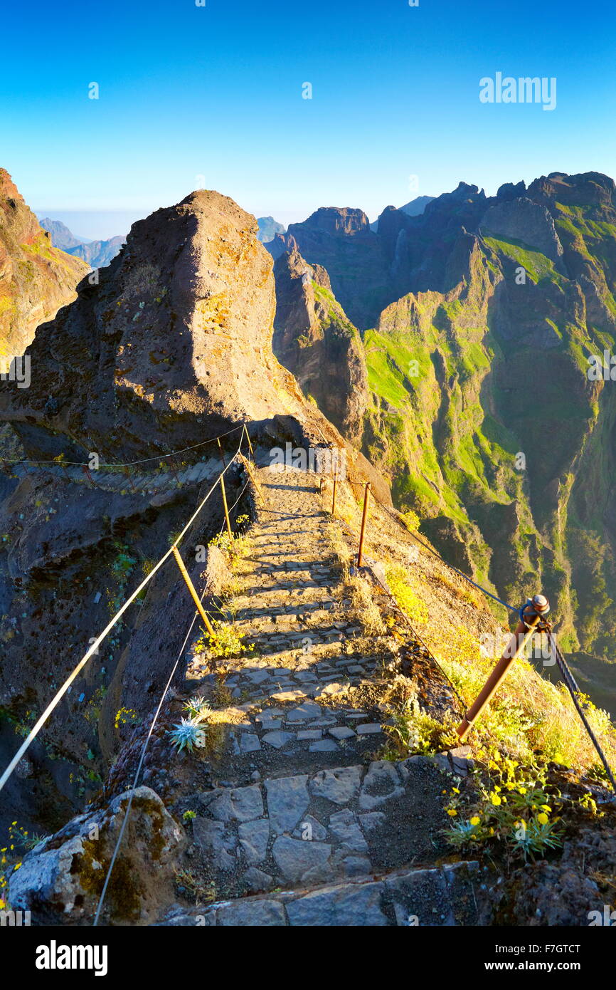 Berglandschaft - Wanderweg vom Pico do Arieiro zum Pico Ruivo, Insel Madeira, Portugal Stockfoto