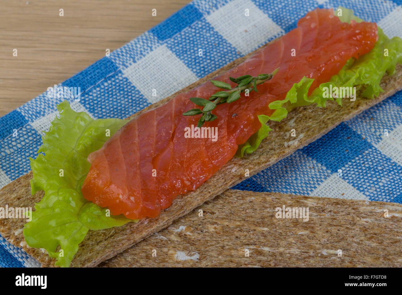 Knäckebrot mit Lachs und frischen Salatblättern Stockfotografie - Alamy