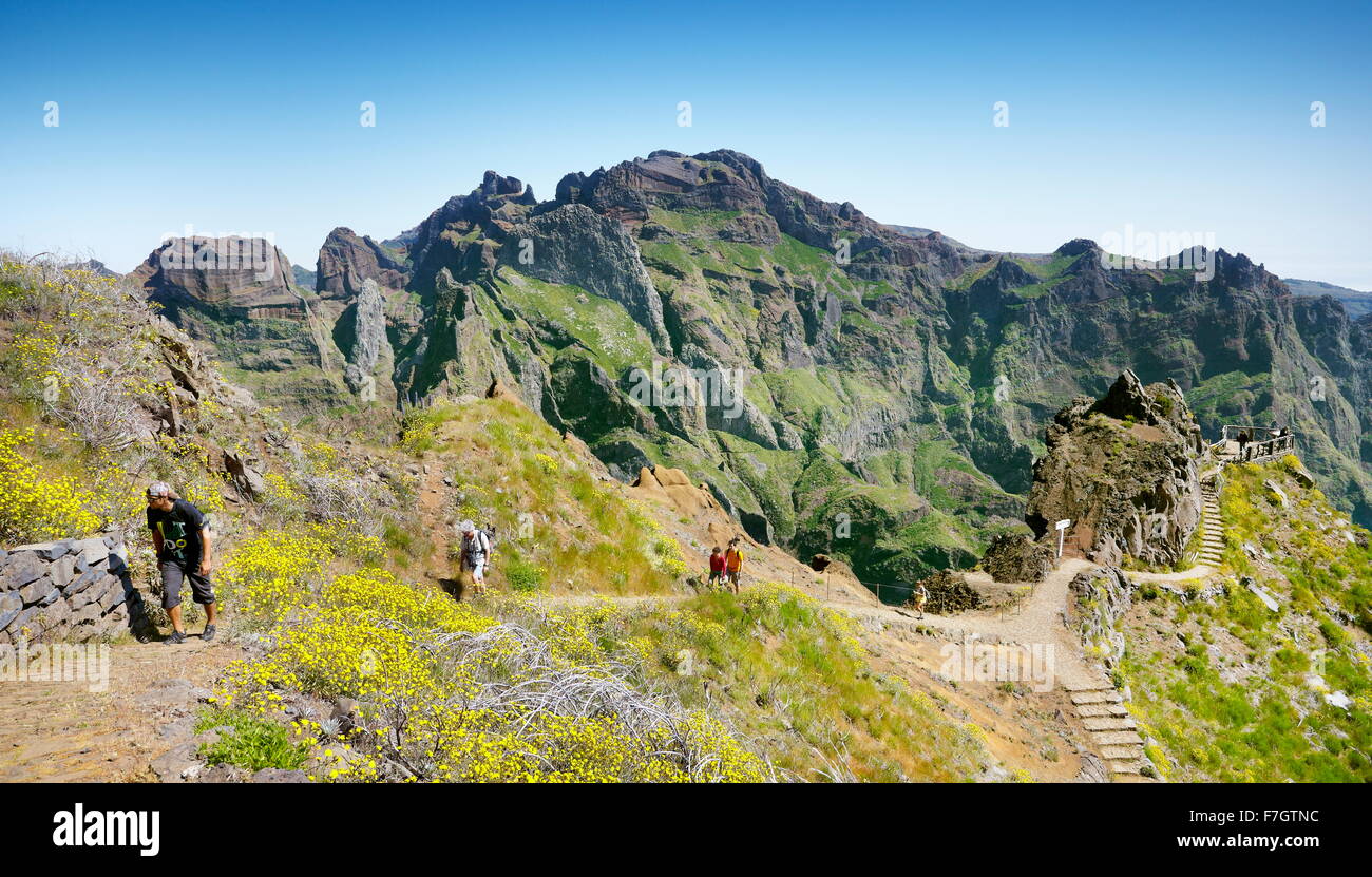 Touristen auf den Spuren von Pico do Arieiro zum Pico Ruivo, Insel Madeira, Portugal Stockfoto