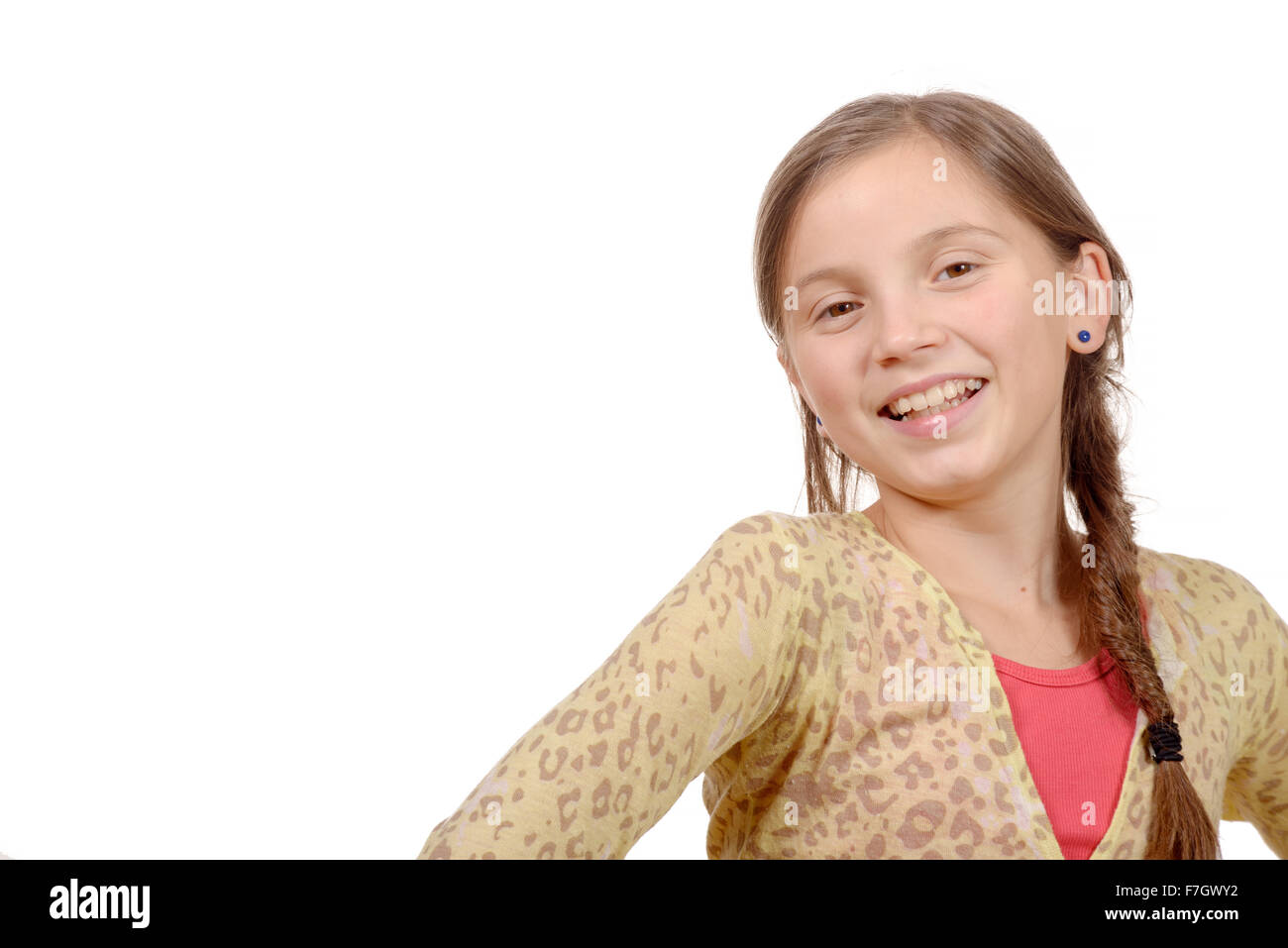 ein Porträt eines lächelnden Mädchens isoliert auf weißem Hintergrund Stockfoto