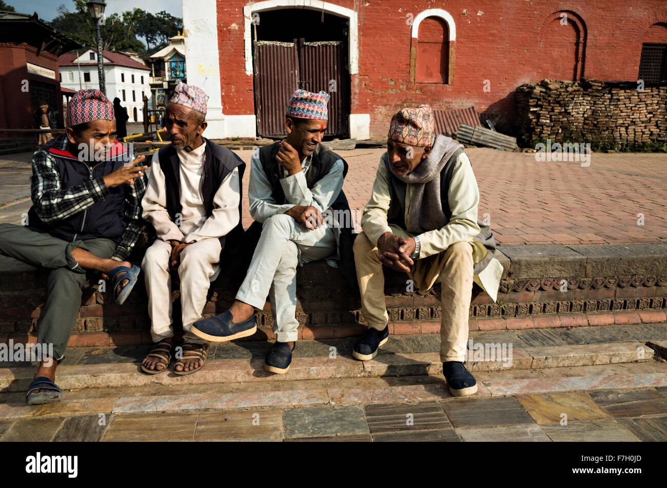 Nepalesische alte Männer sitzen und plaudern bei Pashupatinath Tempel-Komplex, Kathmandu, Nepal 2015 Stockfoto