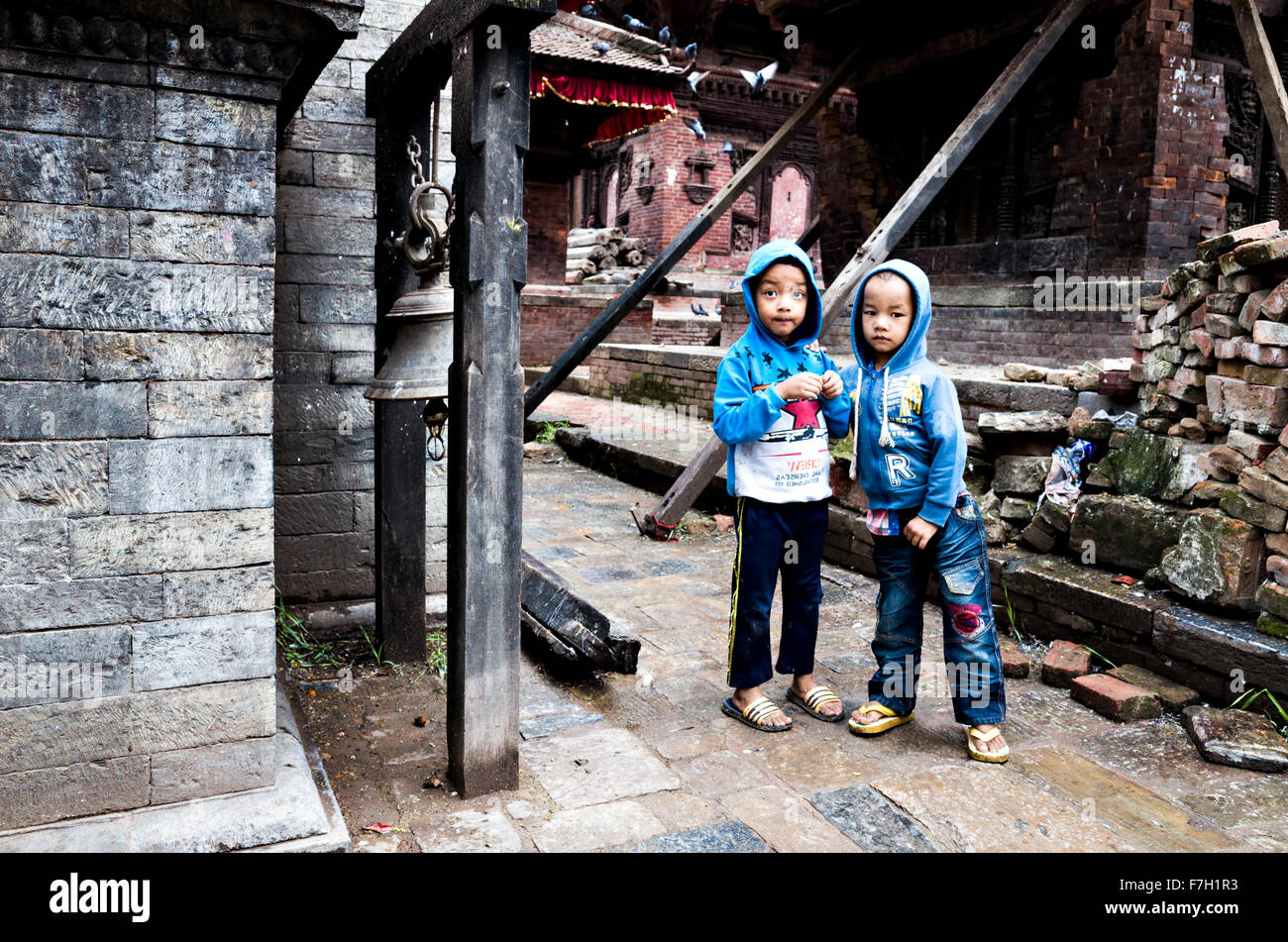 zwei niedliche nepalesische Kinder spielen, Basantapur, Durbar Square, Kathmandu, 2015, Nepal Stockfoto