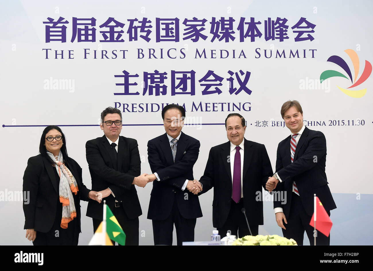 (151130)--Peking, 30. November 2015 (Xinhua)--Cai Mingzhao (C), Präsident der China Xinhua News Agency und executive Chairman von der ersten BRICS Mediengipfel, Américo Martins Dos Santos (2 L), Präsident von Brasilien Communication Company, Pavel Andreev (1. R), stellvertretender Chefredakteur der Russland heute International Information Agency, N. (2. R) Widder, Vorsitzender und Herausgeber von The Hindu Zeitung Gruppe , und Karema Brown (1. L), executive Chefredakteur der unabhängigen Medien Südafrikas, Pose für ein Foto vor dem Präsidium der ersten BRICS Media Summit in Peking, k Stockfoto