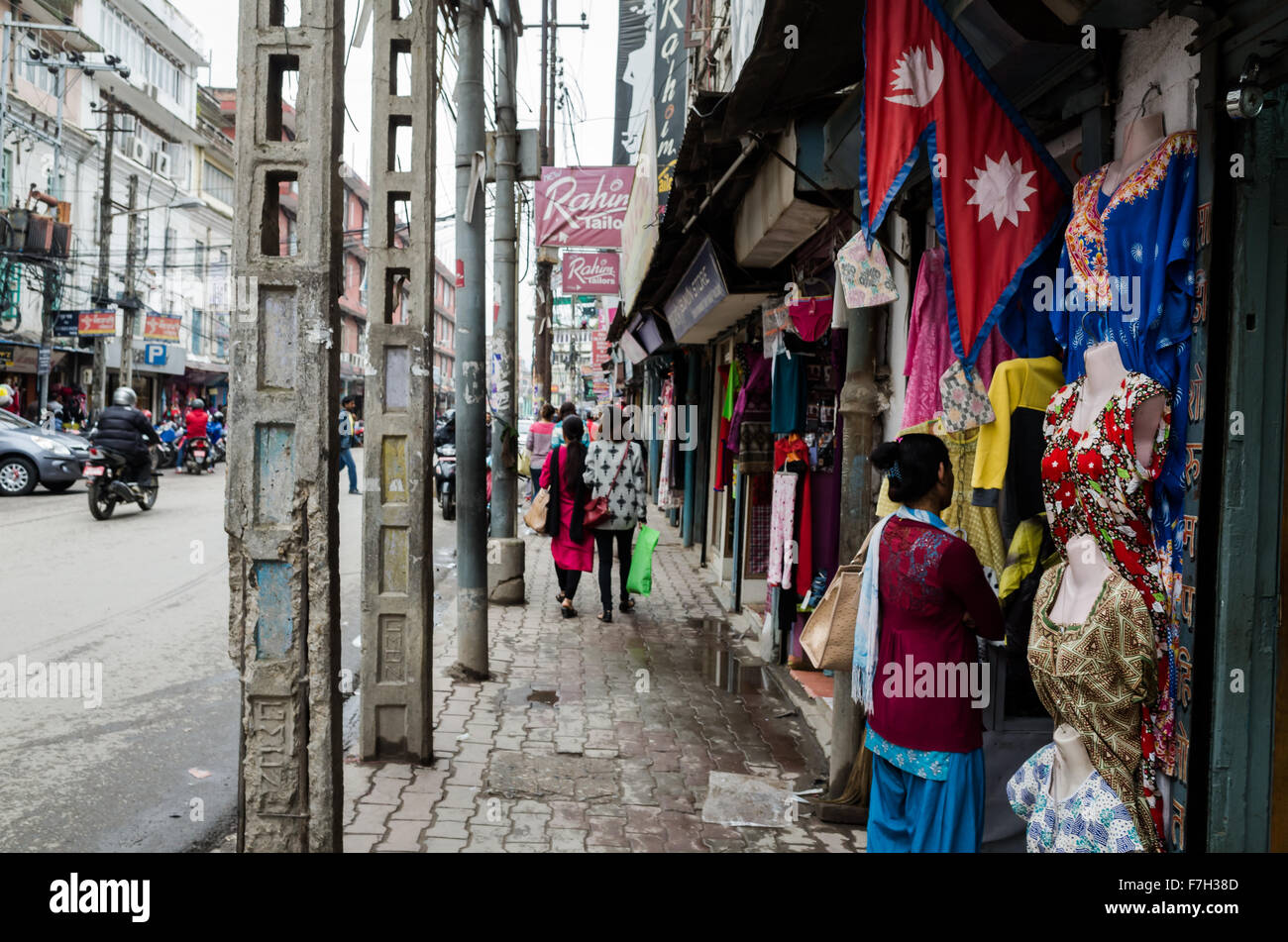 eine Frau unter der nepalesische Flagge in der Straße von New Road, Kathmandu Stockfoto