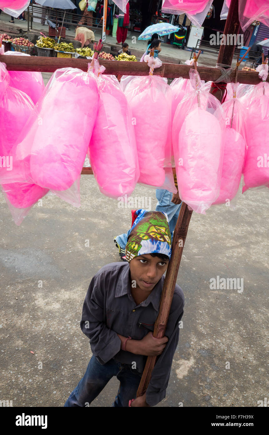 ein selbständiger Teenager verkaufen schäumte süß für Kinder, Kathmandu, Nepal 2015 Stockfoto