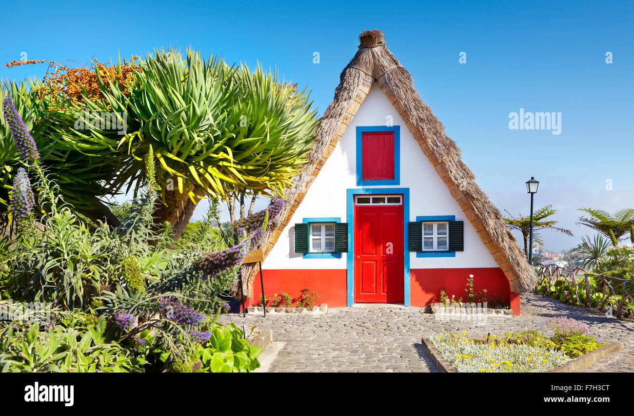 Santana traditionelle Heimat Postkartenmotiv - Santana, Madeira, Portugal Stockfoto