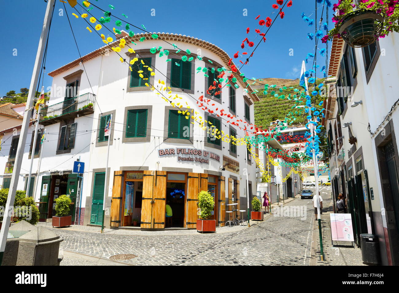 Straße, dekoriert mit Blumen aus Papier fest von Camara de Lobos, Madeira, Madeira, Portugal Stockfoto