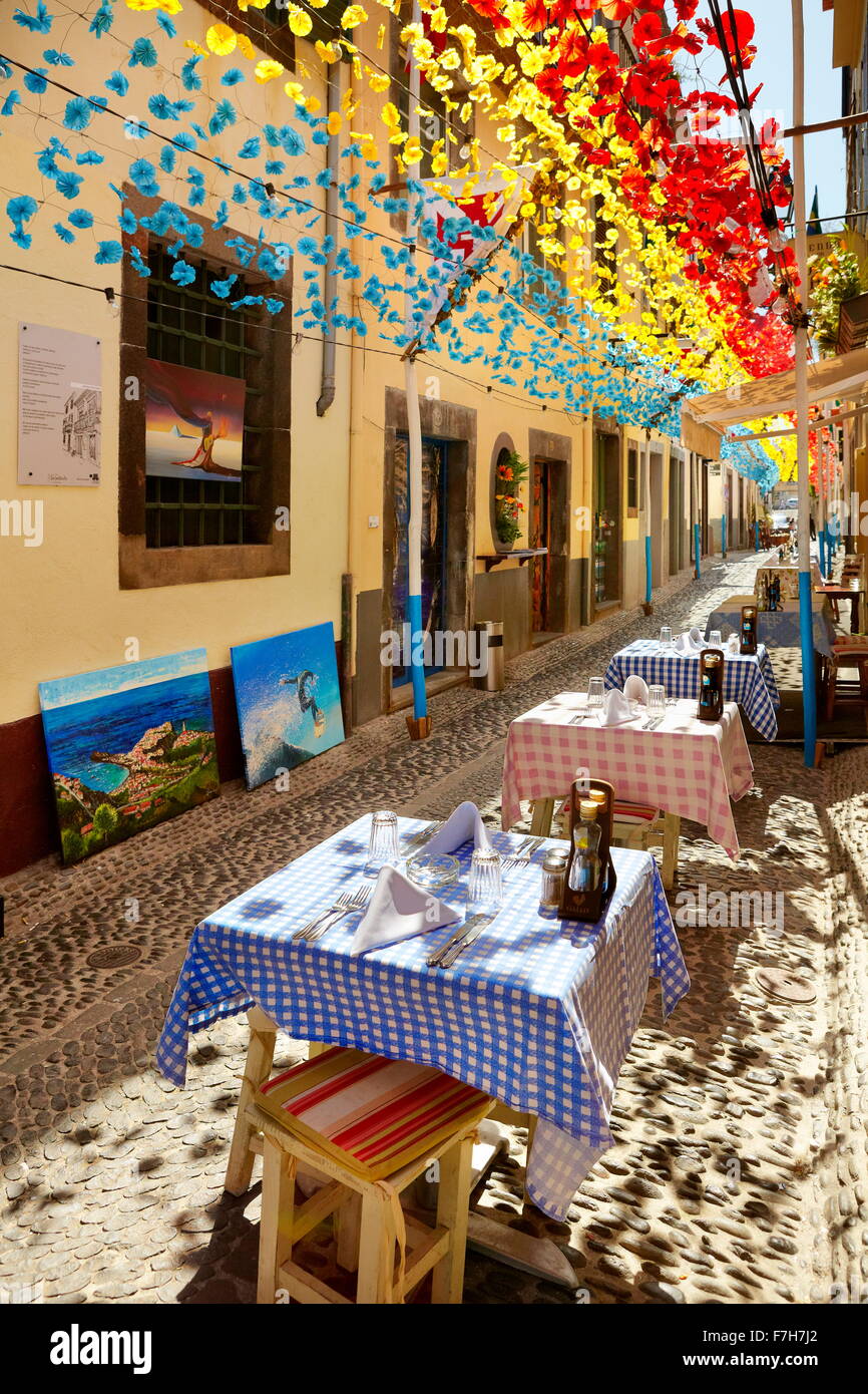 Straße, dekoriert mit Blumen aus Papier fest von Madeira, Funchal Altstadt, die Insel Madeira, Portugal Stockfoto