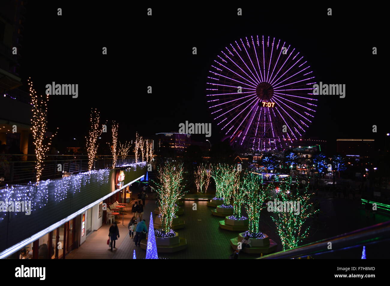 Schöne Yokohama Hafen Hafen Minato Mirari in Nacht mit langen Belichtungszeiten um Beleuchtung zu decken Stockfoto