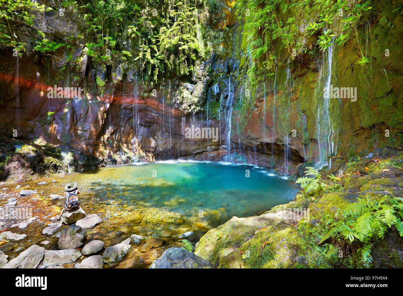 Touristen, die Ruhe an der Levada 25 Brunnen, Rabacal, Insel Madeira, Portugal Stockfoto