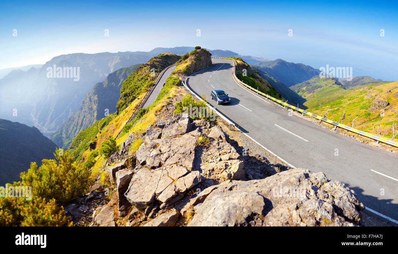 Madeira - Berge Landschaft mit Alpenstraße vom Encumeada-Pass zur Hochebene Paul da Serra, Madeira, Portugal Stockfoto
