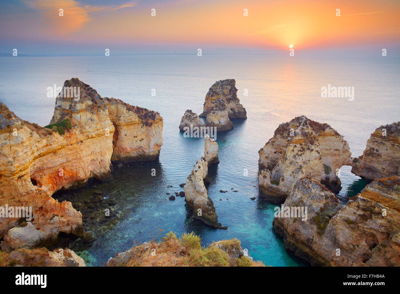 Sonnenaufgang am Algarve-Küste in der Nähe von Lagos, Portugal Stockfoto