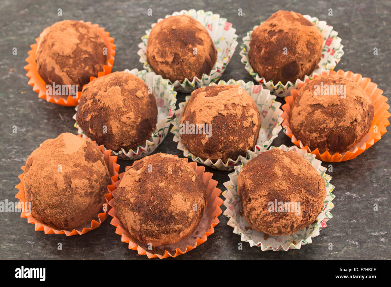 Schokokugeln Trüffel mit Rum und Rosinen. Stockfoto