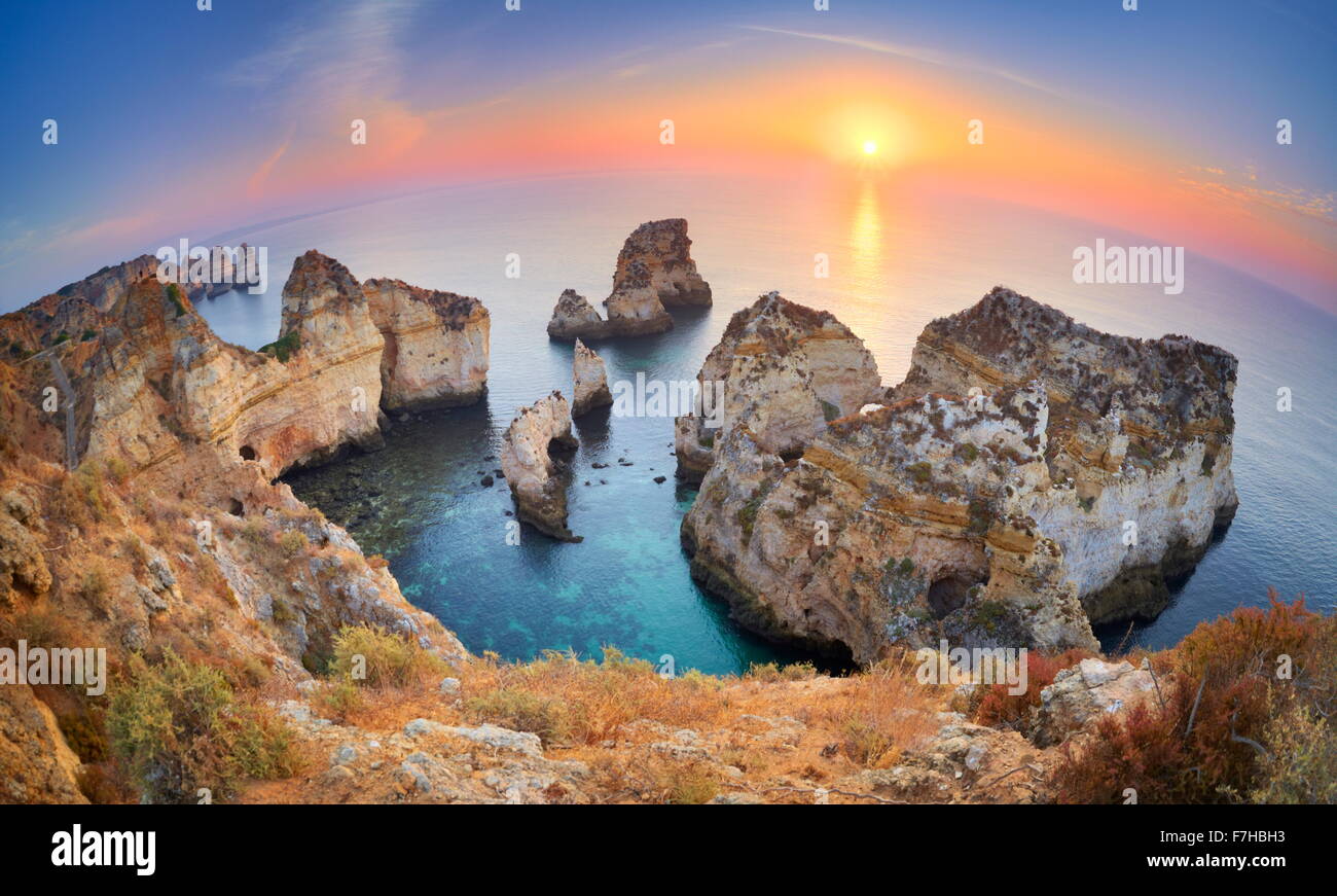 Sonnenaufgang am Strand der Algarve bei Lagos, Ponta da Piedade, Algarve, Portugal Stockfoto