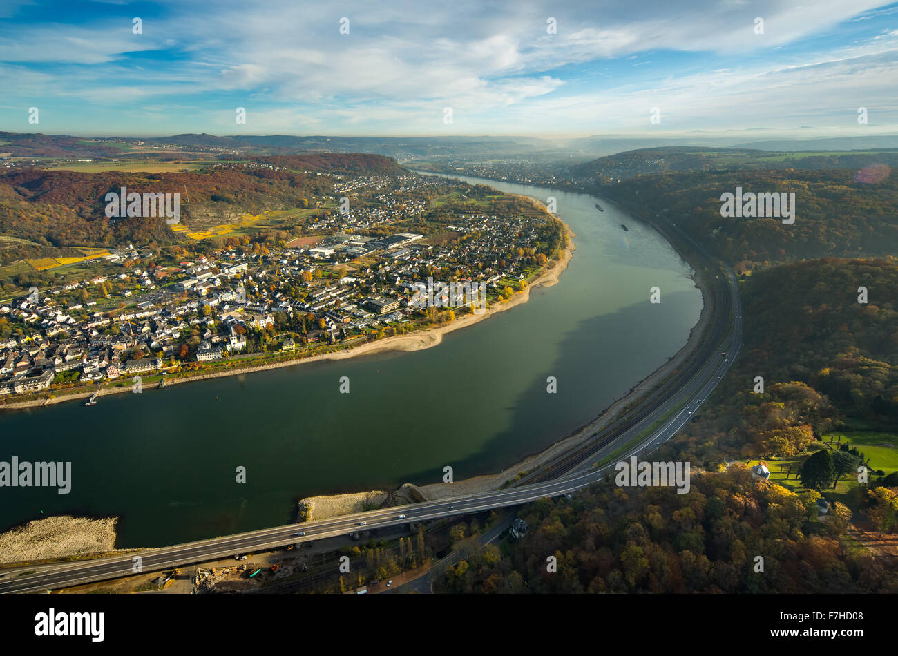 Rheinknie bei Unkel am oberen mittleren Rhein, Bogen im Dunst, B9 Richtung Remagen, Unkel, Landkreis Neuwied, Rheintal, Stockfoto