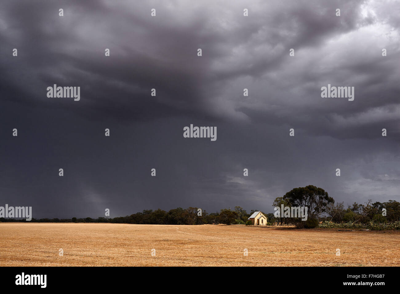 Sommersturm bewegt sich über geernteten Getreide. Stockfoto