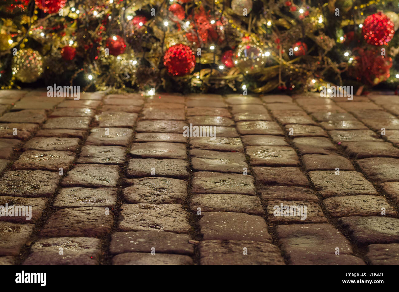 Kopfsteinpflaster und Weihnachtsdekorationen auf Hintergrund Stockfoto