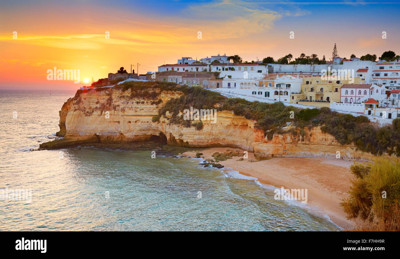 Sonnenuntergang an der Küste der Algarve, Carvoeiro, Portugal Stockfoto