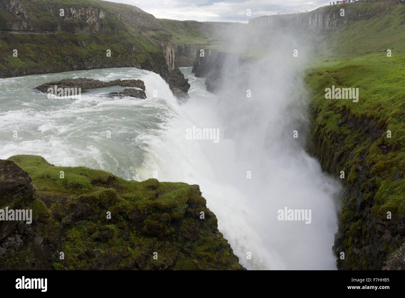 Fluss Hvíta über eine Klippe am Gullfoss in Island, von fernen Touristen übersehen Stockfoto