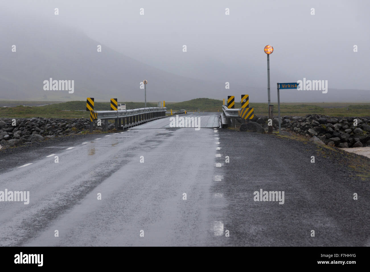 Eine einspurige Metallbrücke Überfahrt auf Route 1 in Island Stockfoto