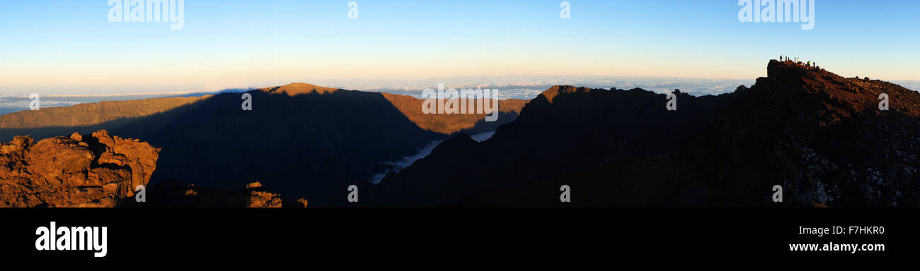 Panoramablick auf Surise am Gipfel des Piton des Neiges (3070,5 m), höchste mtns. auf der Insel La Réunion, Frankreich Stockfoto