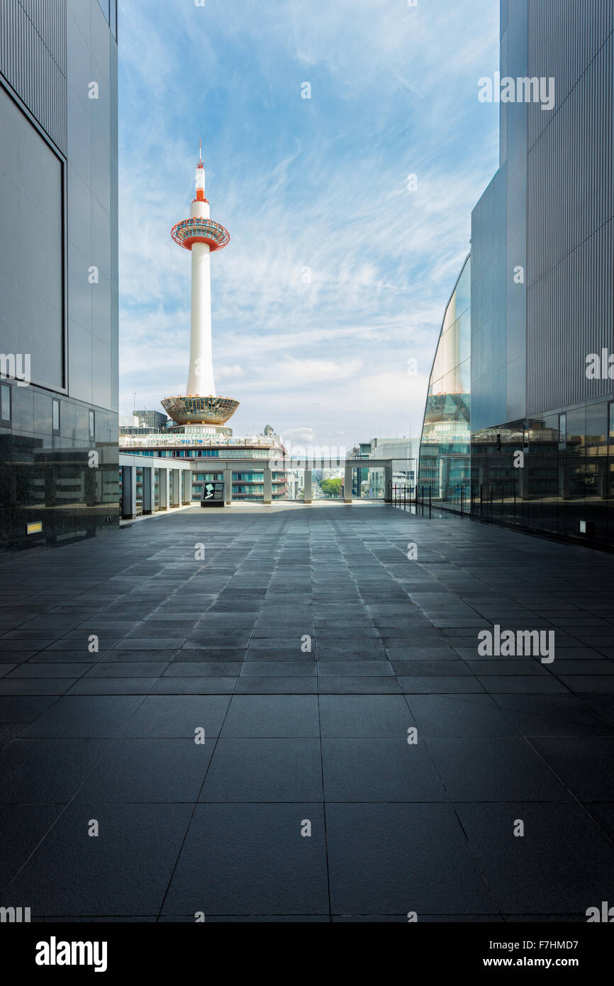 Kyoto Tower umrahmt einzigartige Aussicht sonnigen Tag Stockfoto