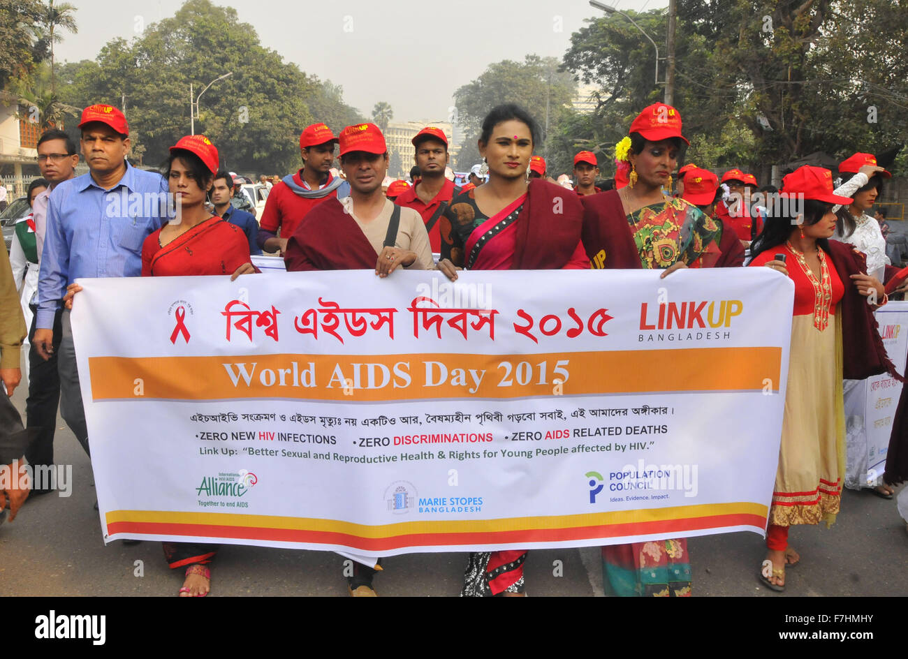 Dhaka, Bangladesch. 1. Dezember 2015. Bangladeshi Menschen nehmen an einer Kundgebung anlässlich des Welt-AIDS-Tag in Dhaka, Bangladesch, 1. Dezember 2015. Die internationale Welt-AIDS-Tag am 1. Dezember fällt widmet sich das Bewusstsein für AIDS verursacht durch die Ausbreitung der HIV-Infektion. © Shariful Islam/Xinhua/Alamy Live-Nachrichten Stockfoto