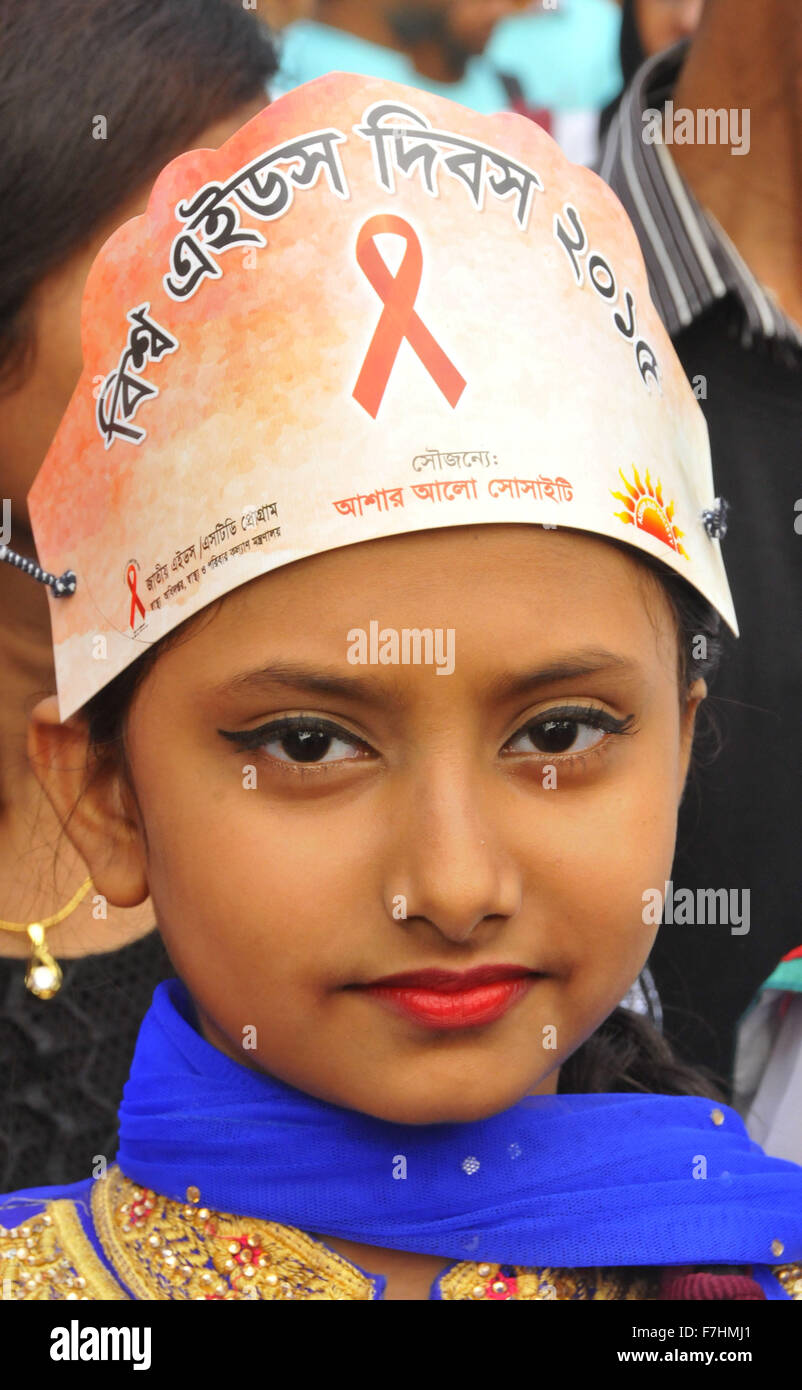 Dhaka, Bangladesch. 1. Dezember 2015. Ein Kind beteiligt sich an einer Kundgebung anlässlich des Welt-AIDS-Tag in Dhaka, Bangladesch, 1. Dezember 2015. Der Welt-AIDS-Tag, die am 1. Dezember fällt, widmet sich das Bewusstsein für AIDS verursacht durch die Ausbreitung der HIV-Infektion. © Shariful Islam/Xinhua/Alamy Live-Nachrichten Stockfoto