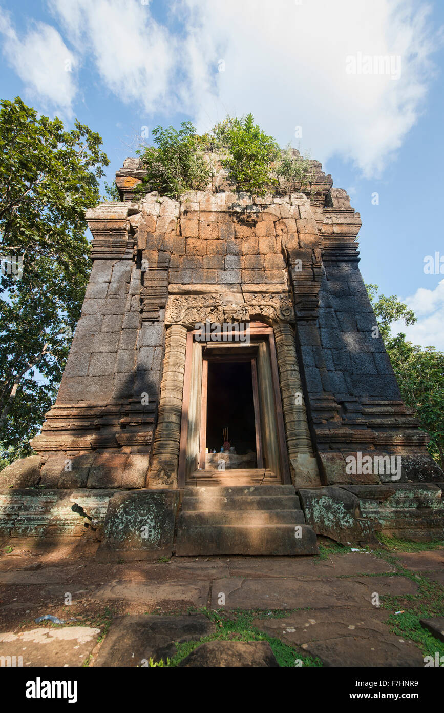 Die versteckten Dschungel-Tempel von Prasat Neang Khmau auf Koh Ker, Siem Reap, Kambodscha Stockfoto