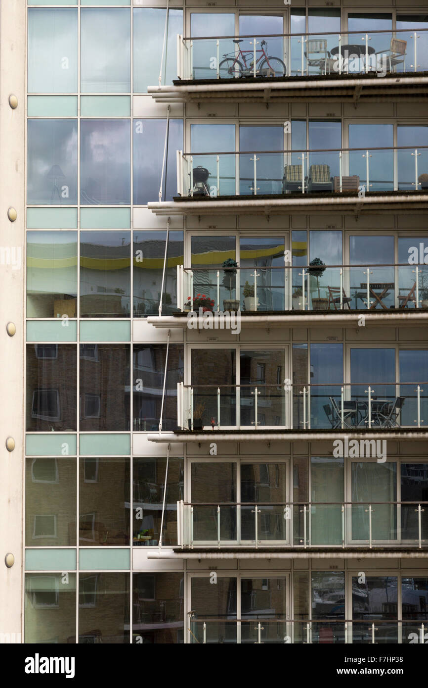 Wohnungen mit Blick auf Limehouse Bassin in London Stockfoto
