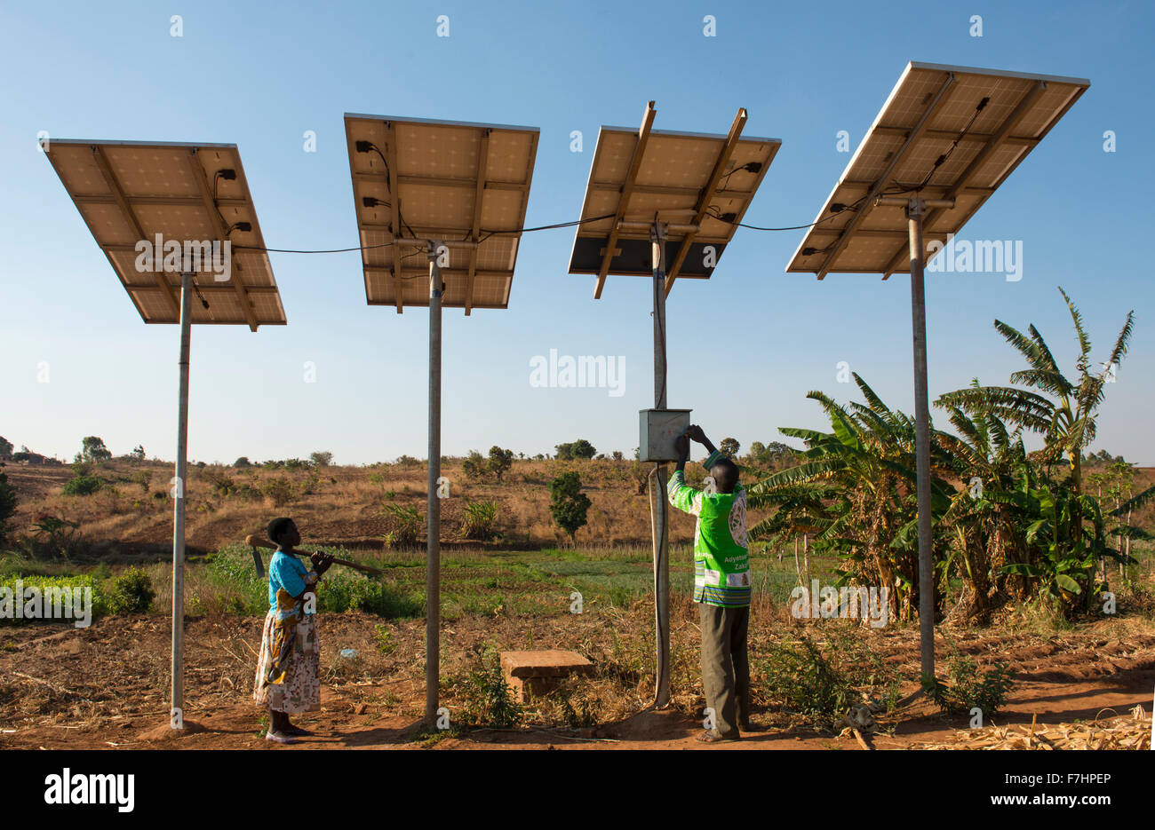 MALAWI, Dorf Zingiziwa, solar angetriebene Wasserpumpe für Bewässerung und Wasserversorgung im Dorf, Frau mit Hacke Stockfoto