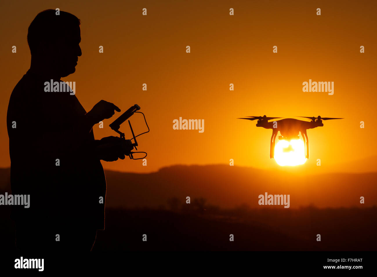 Fahren eine Drohne bei Sonnenuntergang. Corella (Navarra), Spanien Stockfoto