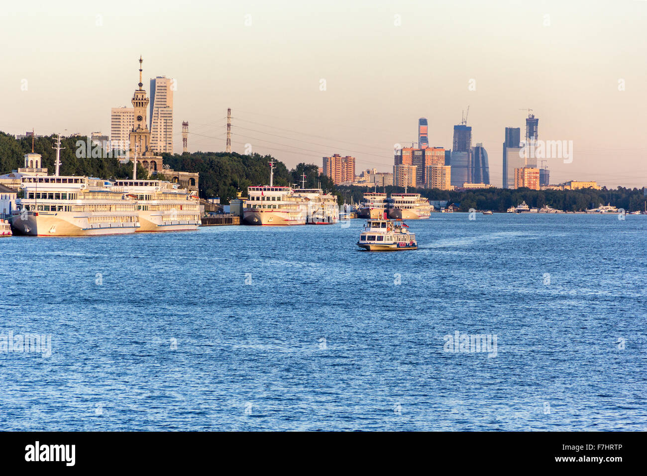 Schiffe auf dem Wasser in der Nähe von North River Bahnhofsgebäude Stockfoto