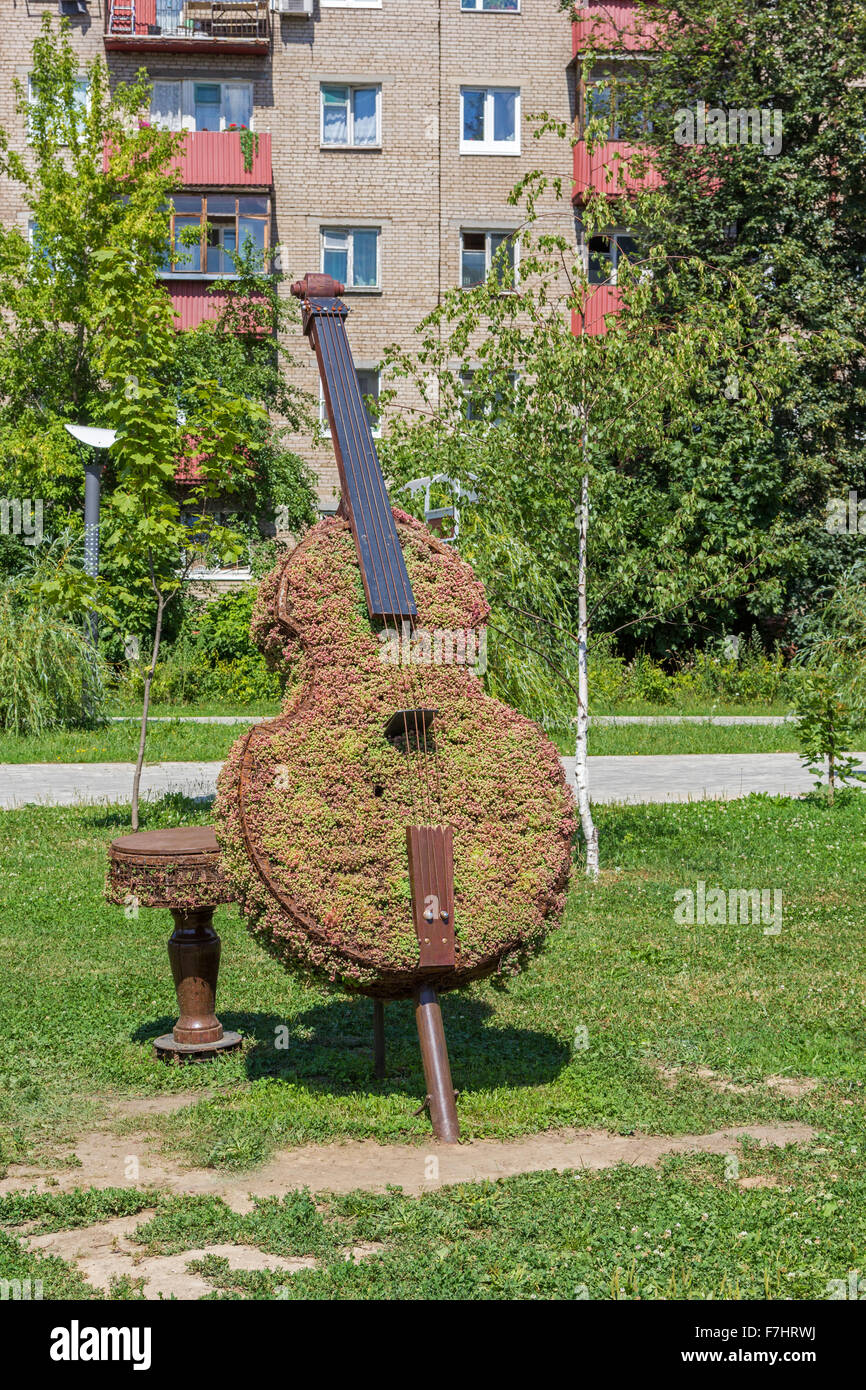 grüne Formschnitt Statue von einem Bass-Gambe Stockfoto