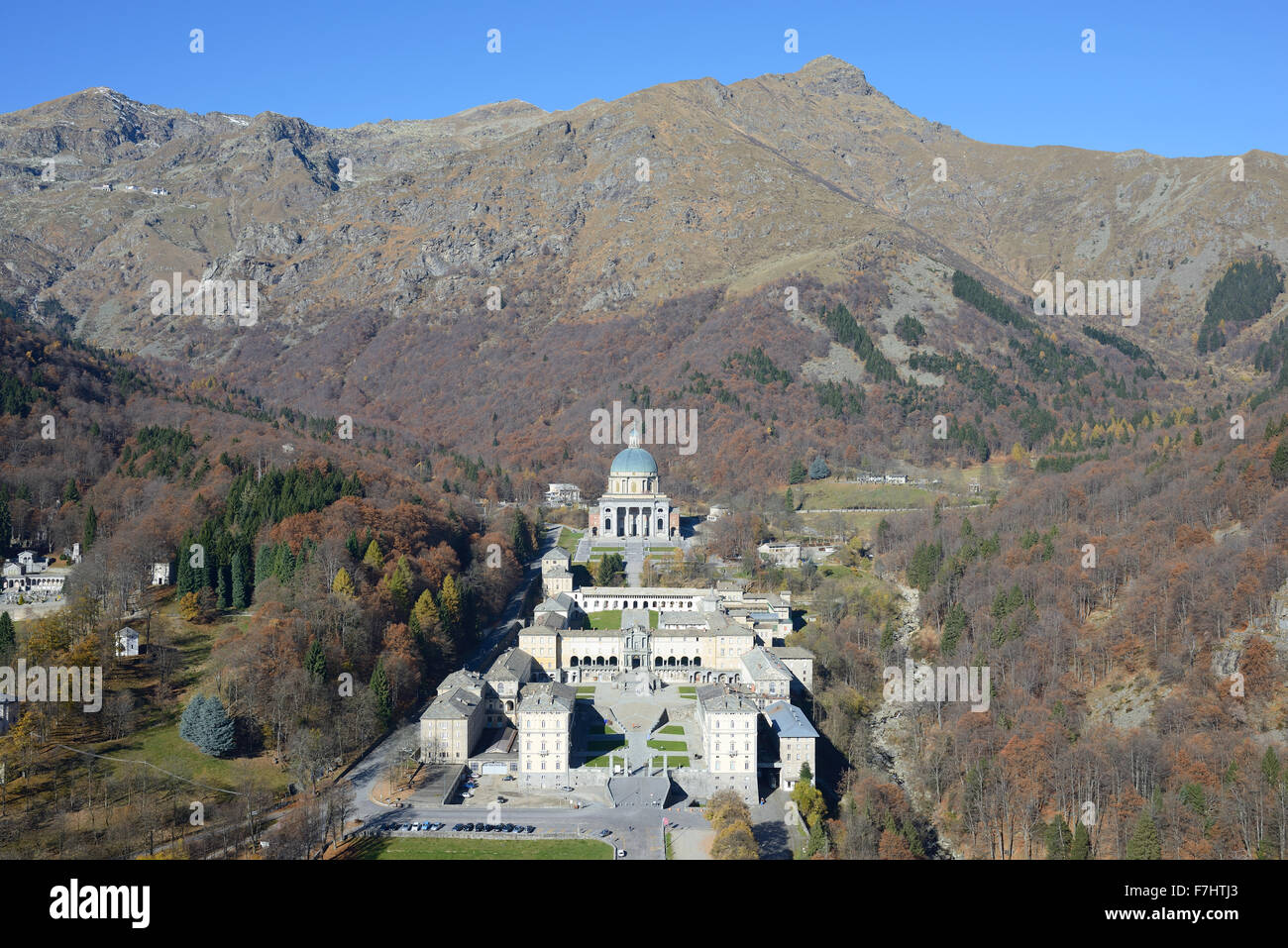 LUFTAUFNAHME. Oropa Sanctuary, ein abgelegener religiöser Komplex hoch auf den italienischen Alpen. Biella, Provinz Biella, Piemont, Italien. Stockfoto