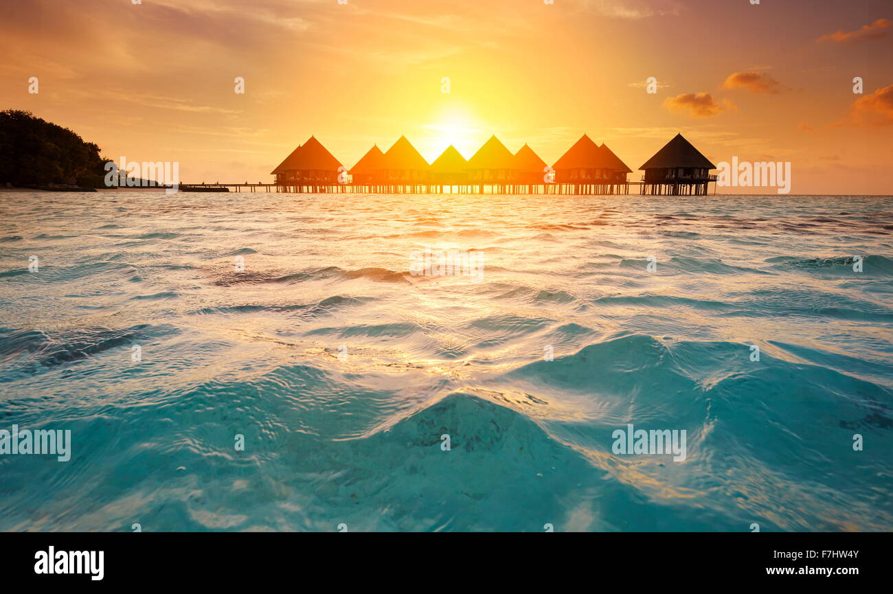 Sonnenuntergang am Tropeninsel Malediven, Ari Atoll Stockfoto