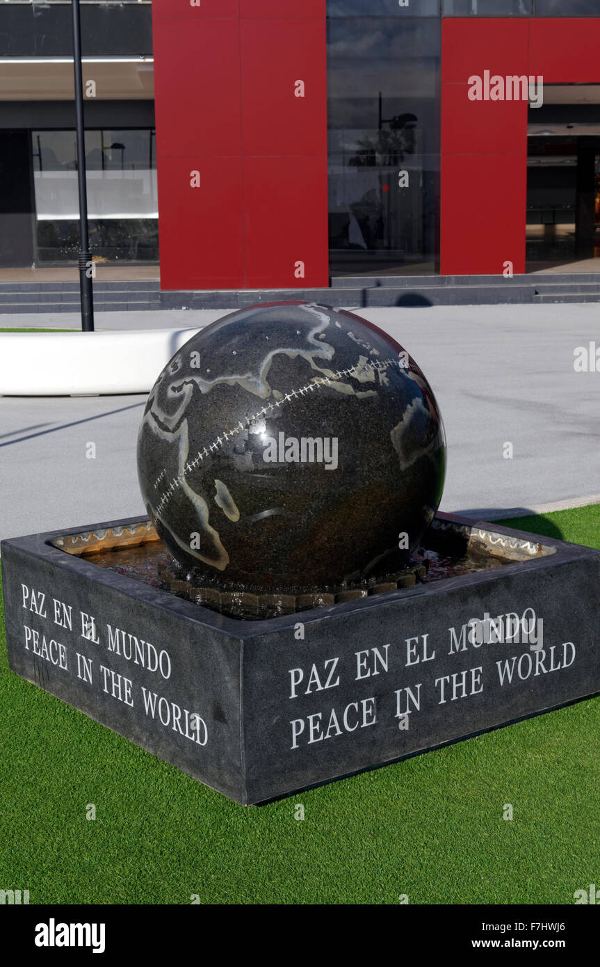 Frieden in der Welt-Skulptur, Rubimar Shopping Centre, Marina Rubicon, Las Coloradas, Playa Blanca, Lanzarote, Kanarische Inseln. Stockfoto