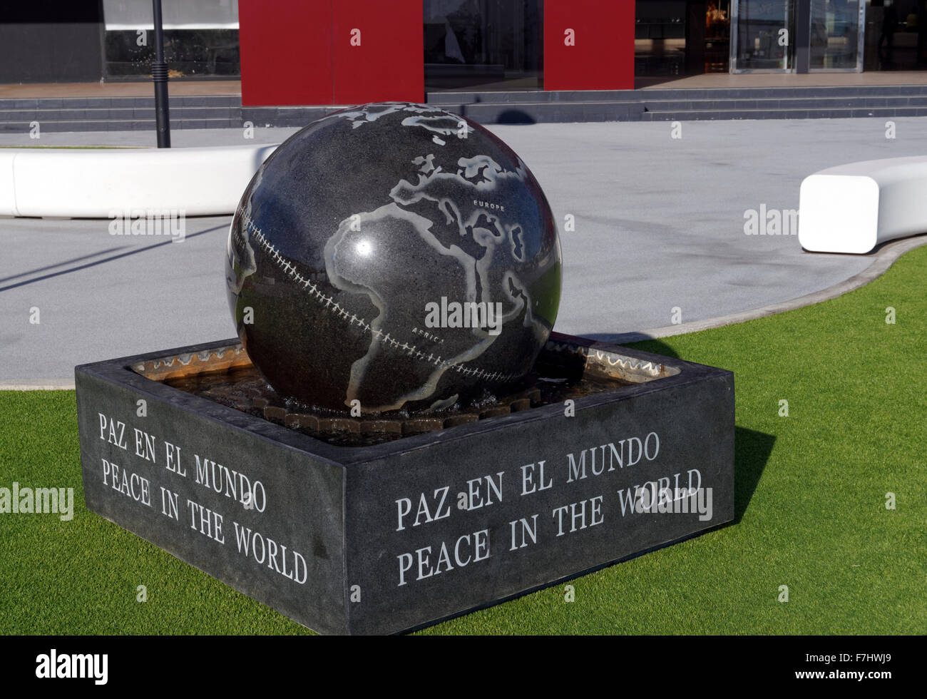 Frieden in der Welt-Skulptur, Rubimar Shopping Centre, Marina Rubicon, Las Coloradas, Playa Blanca, Lanzarote, Kanarische Inseln. Stockfoto