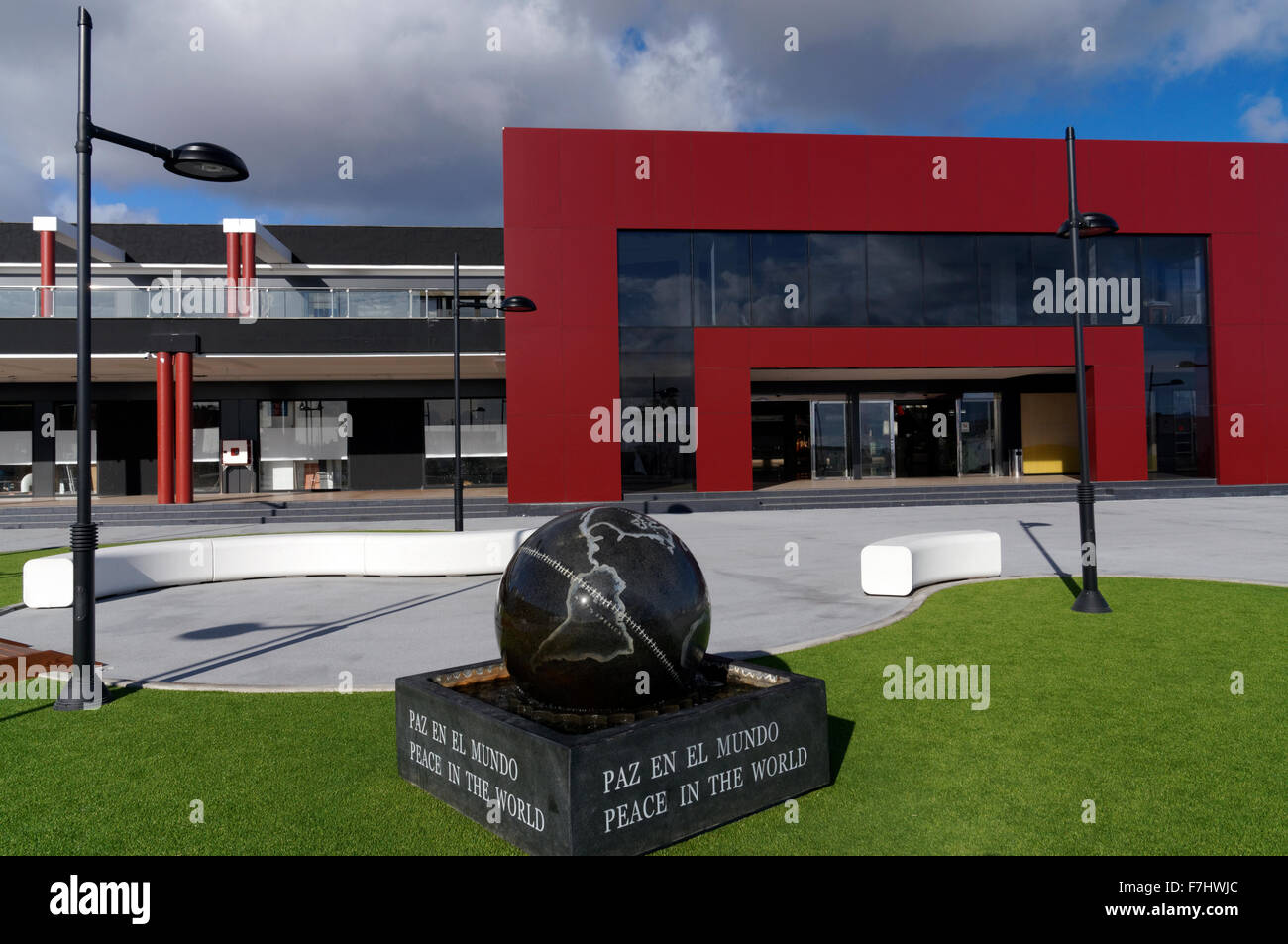 Frieden in der Welt-Skulptur, Rubimar Shopping Centre, Marina Rubicon, Las Coloradas, Playa Blanca, Lanzarote, Kanarische Inseln. Stockfoto