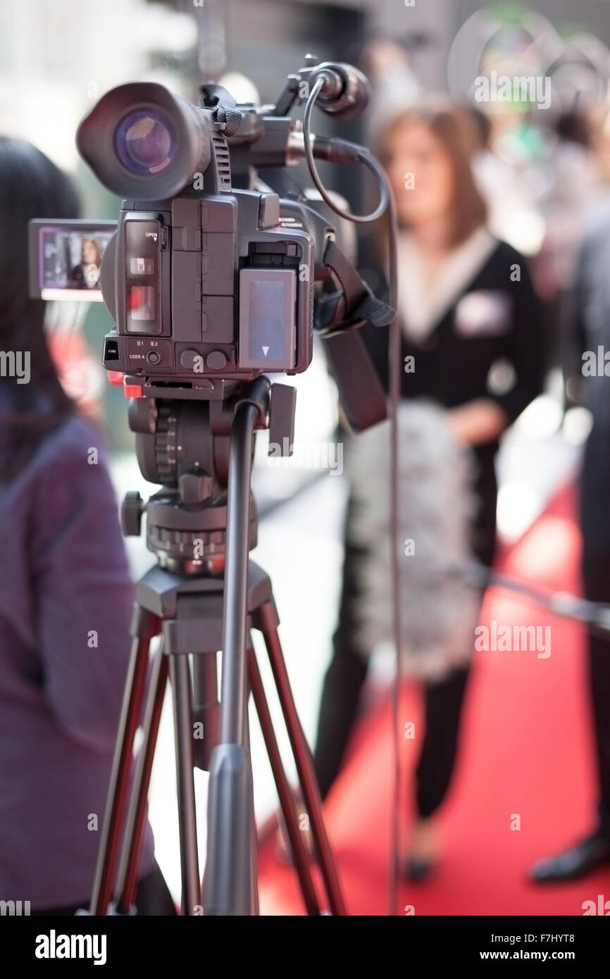 Medien-Interview. Ein Ereignis mit einer Videokamera zu Filmen. Stockfoto