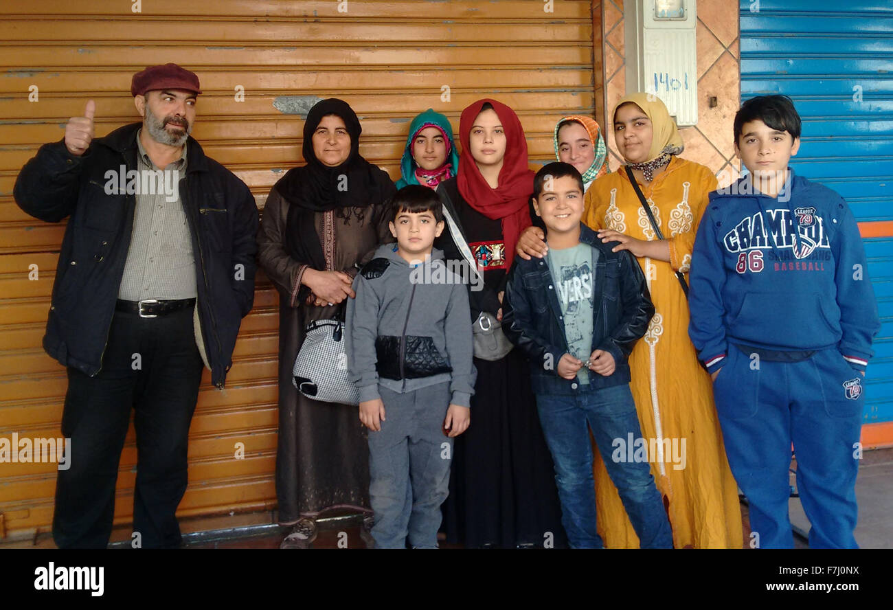 Beni Ensar, Marokko. 22. November 2015. Ayman (l) von Damaskus in Syrien wartet an der Grenze zu den spanischen Enklave Melilla in Nordafrika, mit seinen Söhnen (3.f.l und R) und andere syrische Flüchtlinge in Beni Ensar, Marokko, 22. November 2015. Foto: STEPHANIE SCHUSTER/DPA/Alamy Live-Nachrichten Stockfoto