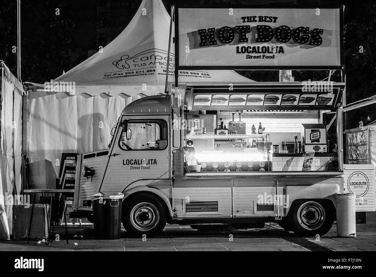 Die besten Hot Dogs localolita Oscar Mayer alte Renault essen Lkw in Benidorm, Alicante in b/w Stockfoto