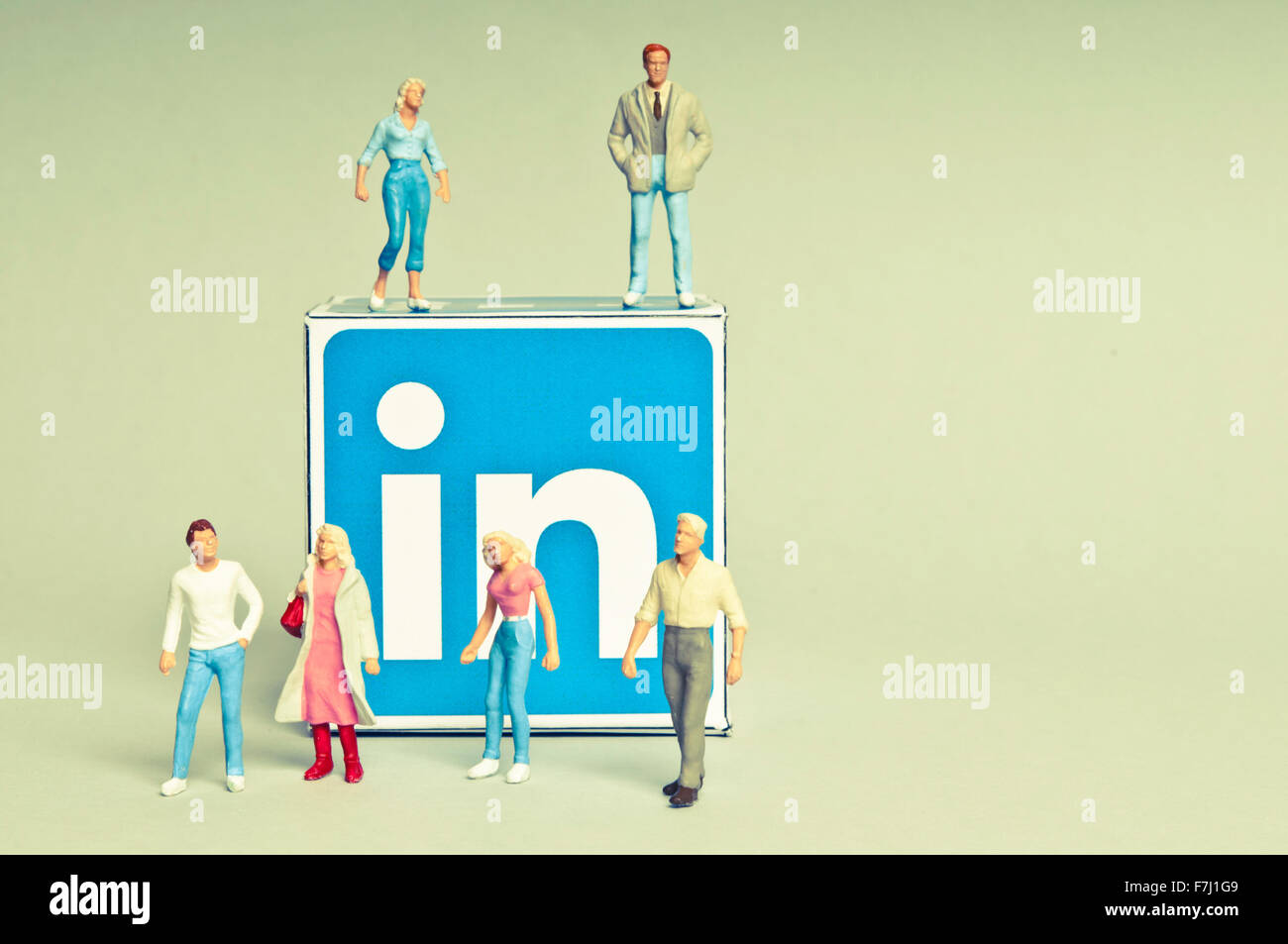 Linkedin logo und Menschen Figuren, Social Media, soziale Beziehungen und den sozialen Interaktionen Konzept Stockfoto