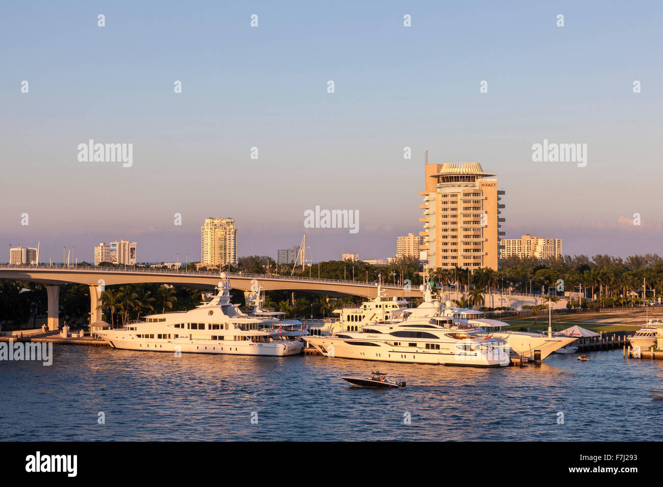 Motor-Kreuzfahrten in Port Everglades in Fort Lauderdale Florida festgemacht. Stockfoto