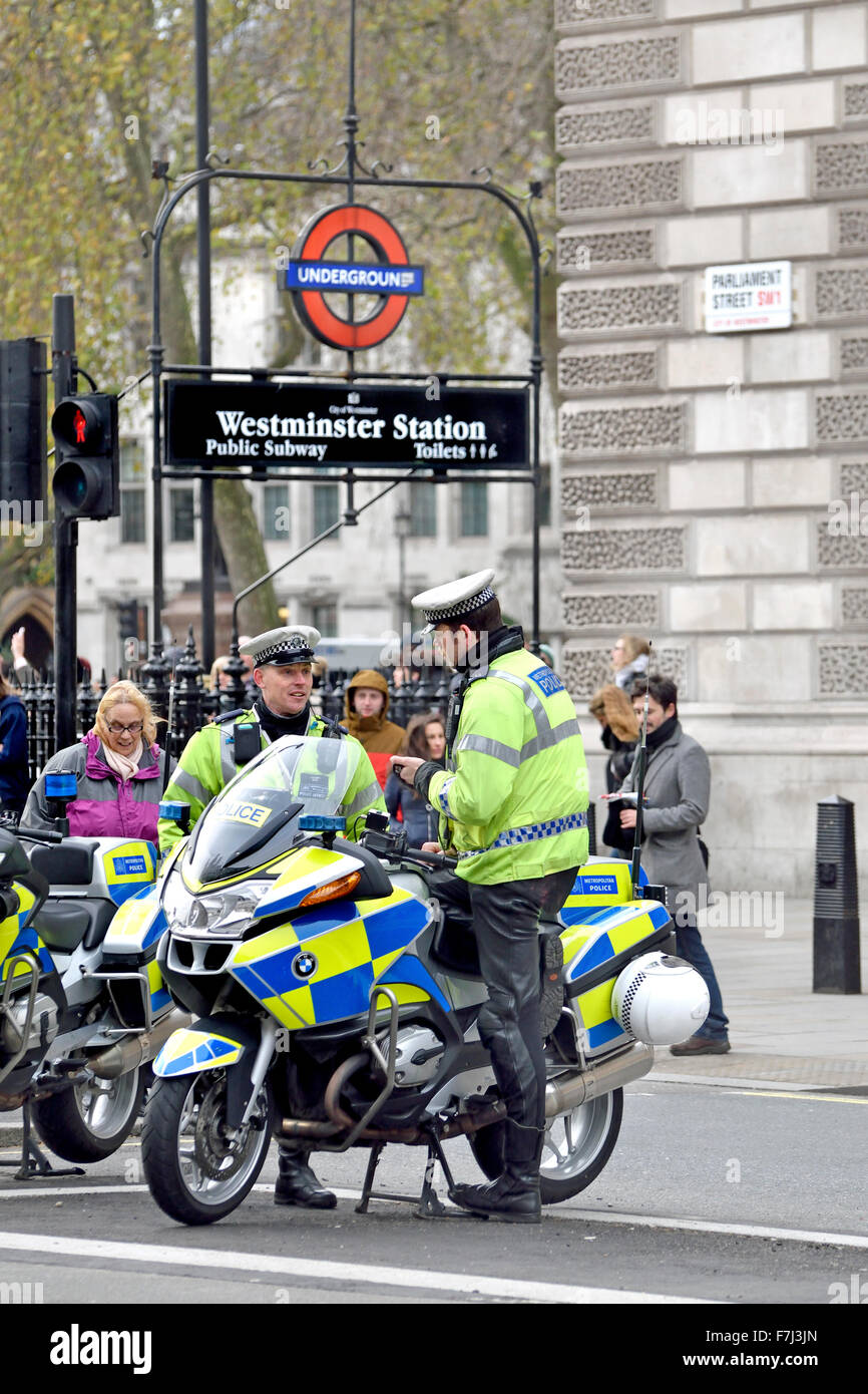 London, England, Vereinigtes Königreich. Motorrad-Polizisten von Westminster u-Bahnhaltestelle, Whitehall Stockfoto