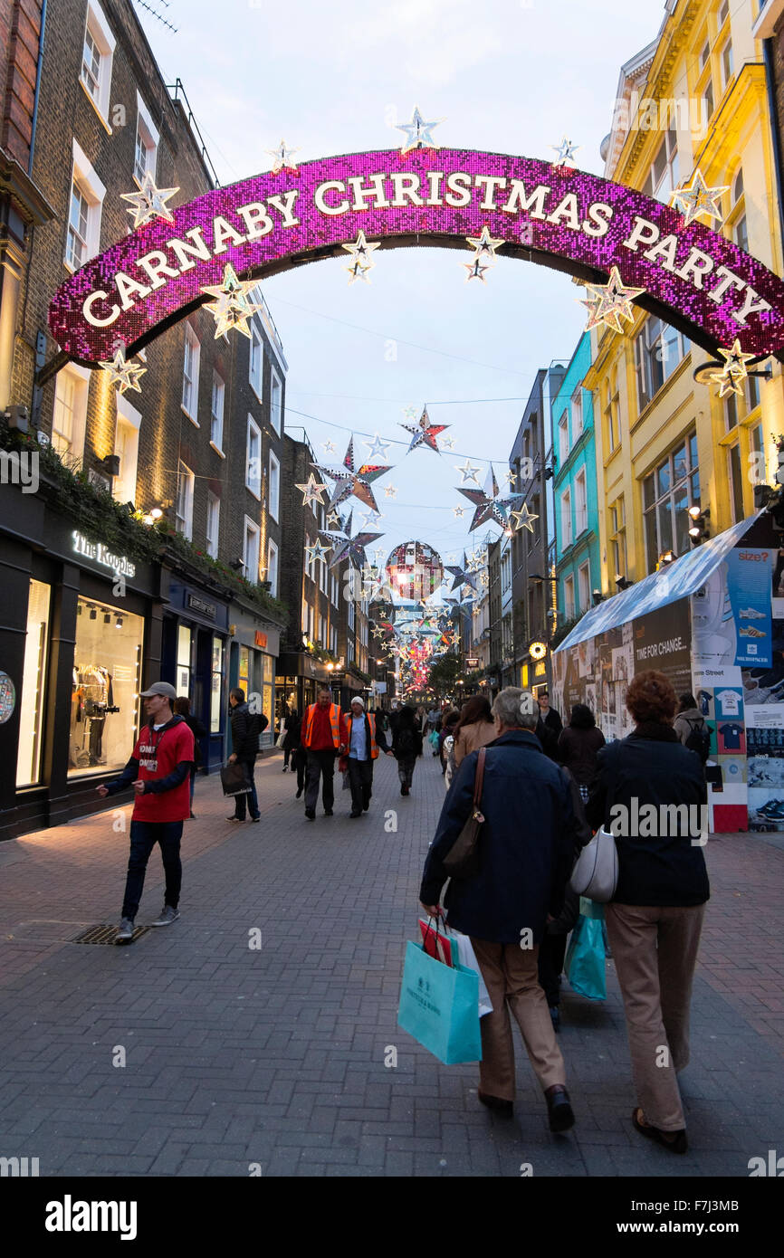 Weihnachtsschmuck in der Carnaby Street, London, England, Großbritannien Stockfoto