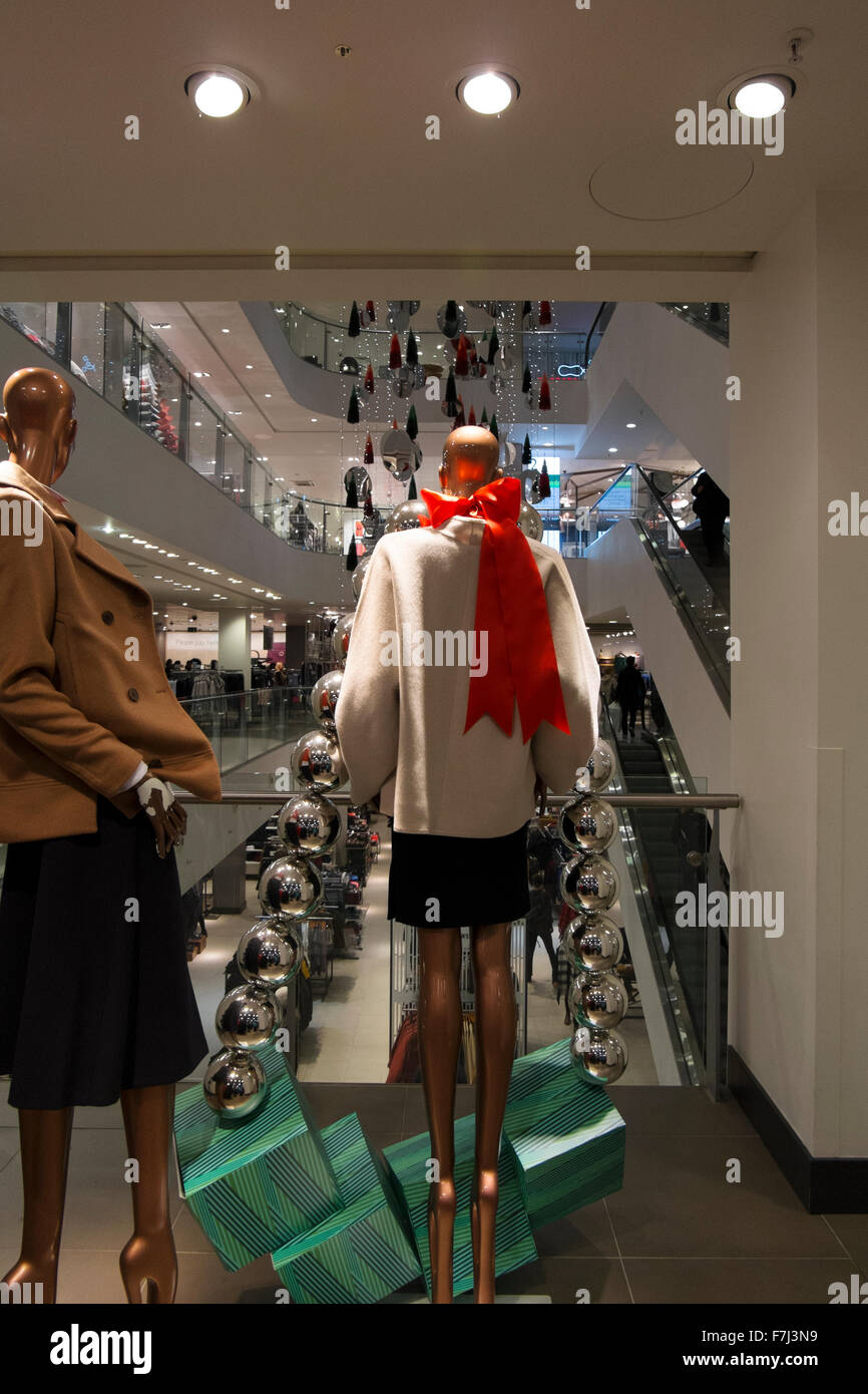 Die weihnachtsdekorationen um ein Mannequin innerhalb des John Lewis Department Store in der Oxford Street, London, England, Großbritannien Stockfoto