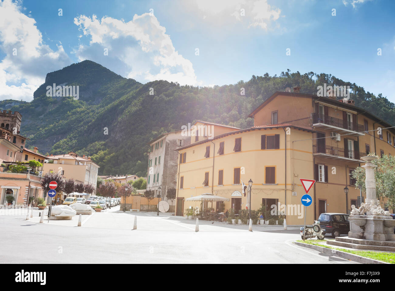 Caffè della Piazza, Seravezza piazza und toskanische Berge, Italien. Stockfoto