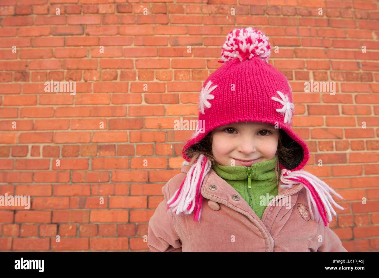 Kleine Mädchen tragen Strick Mütze draußen, Porträt Stockfoto
